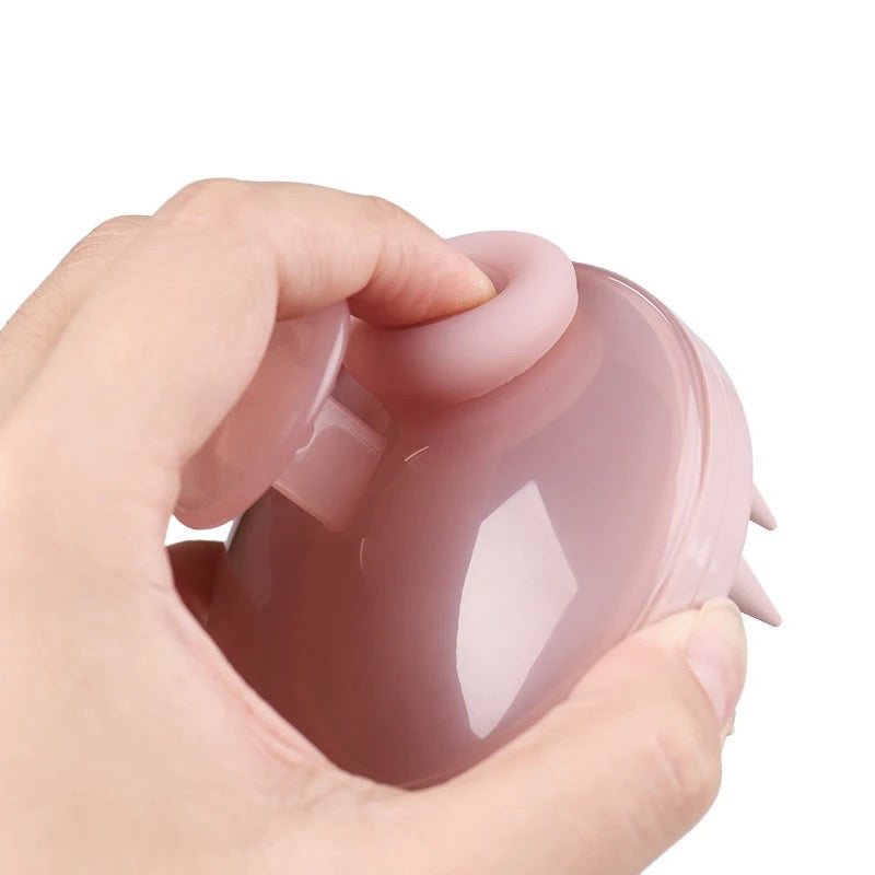 Brosse massante avec distributeur de soin intégré