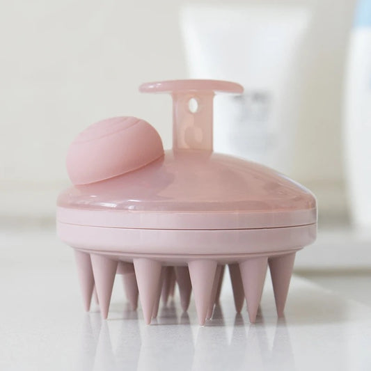 Brosse massante avec distributeur de soin intégré